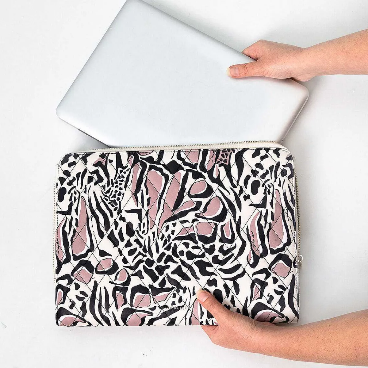 Baleigh Giraffe Quilted 13-Inch Laptop Case>Ted Baker New