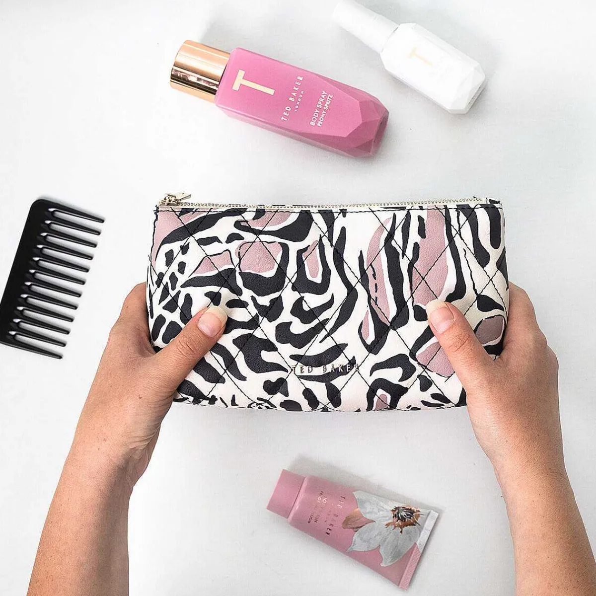 Bernny Giraffe Quilted Washbag>Ted Baker Shop
