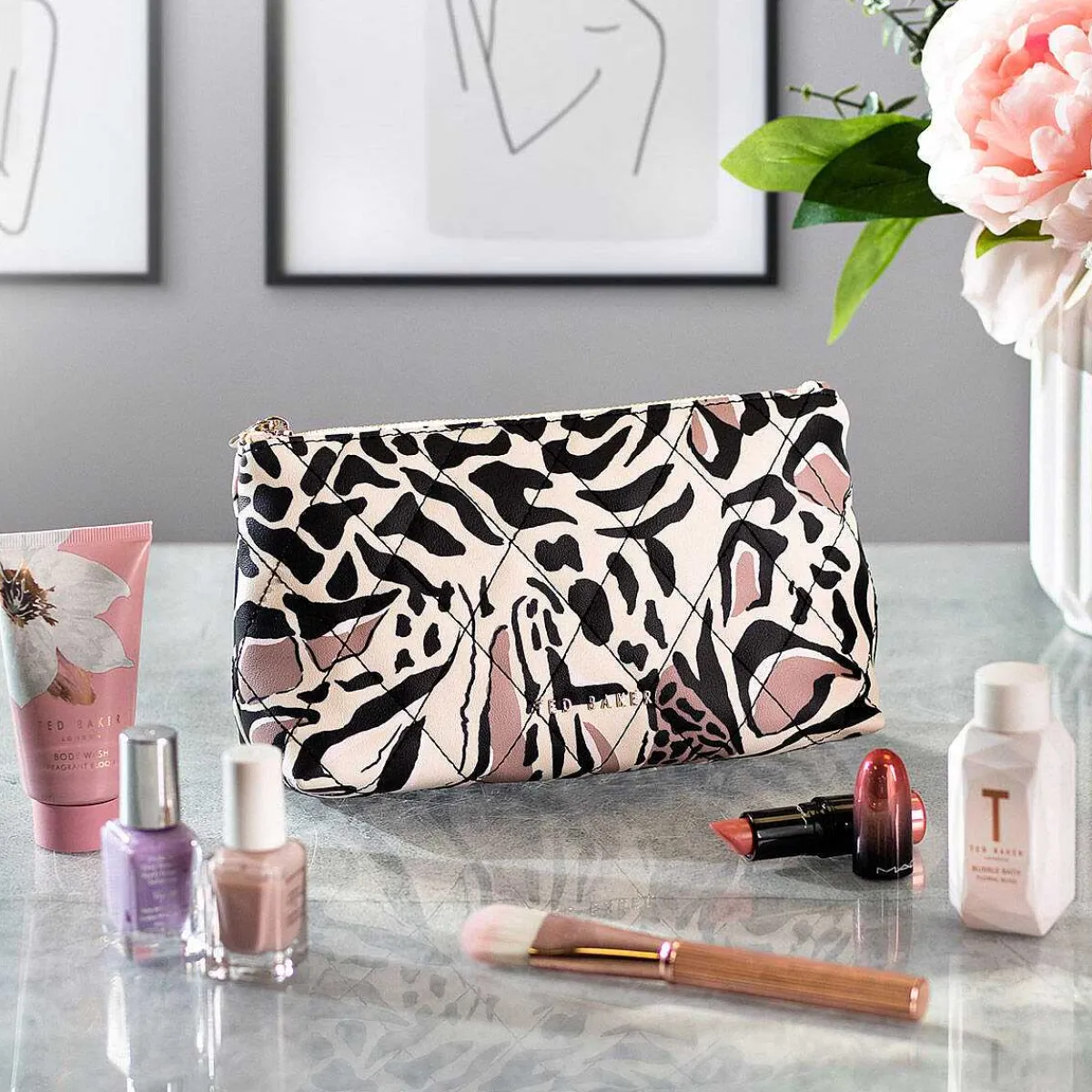 Bernny Giraffe Quilted Washbag>Ted Baker Shop