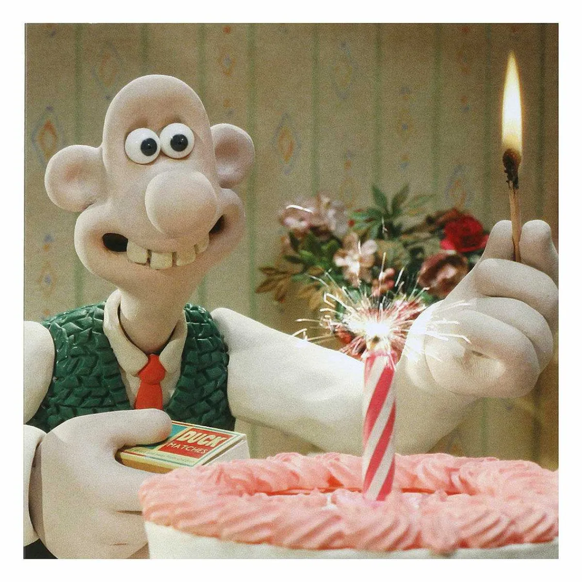 'Wallace With Cake' Birthday Card>Wallace & Gromit Outlet